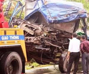 Tai nạn ô tô liên hoàn, tài xế tử vong trong cabin biến dạng