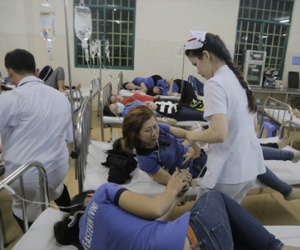 Ăn chiều bị ngộ độc, hàng trăm công nhân nhập viện