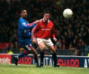 Bỏ bóng đá, cựu cầu thủ Man United đi làm... linh mục