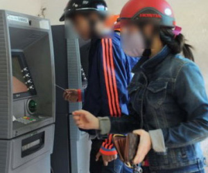 Cho mướn tên làm thẻ ATM, coi chừng gánh nợ