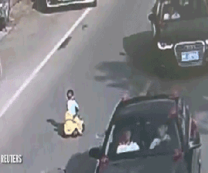 Clip: Bé hai tuổi đi xe đồ chơi tìm mẹ giữa lòng đường
