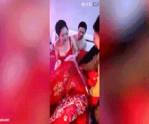 Cô dâu bị đám khách nam lột đồ trong phòng tân hôn