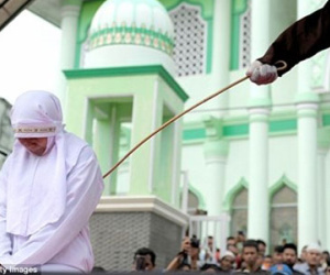 Cô gái trẻ bị phạt roi vì... đứng quá gần bạn trai