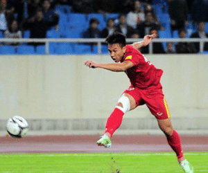 Hậu vệ tuyển Việt Nam lên bàn mổ trước thềm AFF Cup