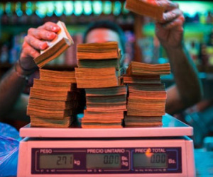 Siêu lạm phát khiến người Venezuela phải cân tiền