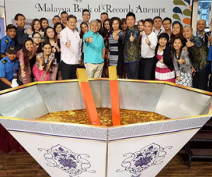Tô mỳ khổng lồ 600 kg gây tranh cãi ở Malaysia