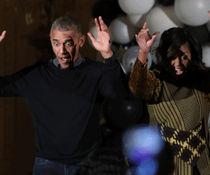 Tổng thống Obama và phu nhân làm "thây ma" ngày Halloween