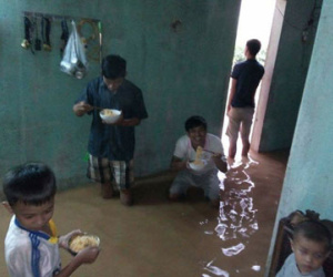 Xót xa với bức ảnh cả gia đình đứng ăn mì tôm trong ngôi nhà ngập ở Quảng Bình