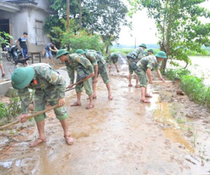 Ảnh: Quảng Trị tan hoang sau lũ, ngàn người hối hả khắc phục hậu quả