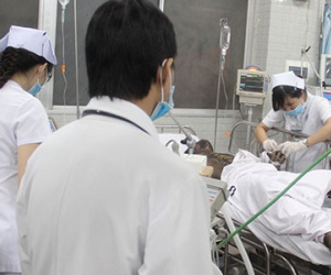 Bệnh nhân tung cửa, ôm bụng chạy vào đòi được bác sĩ cấp cứu gấp