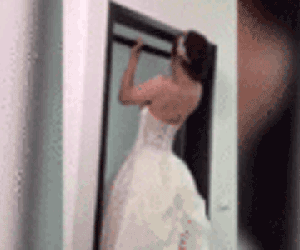 Cô dâu mặc váy cưới đu xà khoe cơ bắp cuồn cuộn