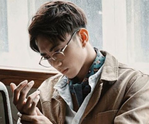 Giới trẻ rộ trào lưu "Cả nguồn sống bỗng chốc thu bé lại"