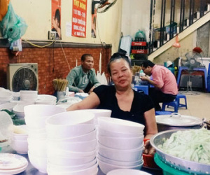 Góc khuất ít người biết về cuộc sống nhiều nỗi buồn của bà chủ "quán bún chửi" Hà Nội