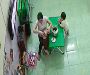 Hà Nội: Cô giáo liên tiếp đổ sữa vào miệng, đá vào người khi trẻ đang ngủ
