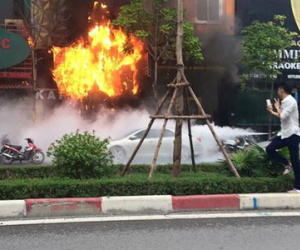 Nam thanh niên chụp ảnh tự sướng trước đám cháy trên đường Trần Thái Tông gây bức xúc