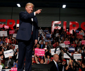 Ông Trump bị tố “đi đêm” với Nga