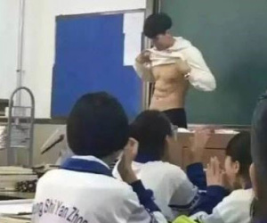 Thầy giáo vén áo khoe cơ bụng trước học sinh gây tranh cãi