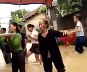 Xúc động xem “đám cưới lụt” đầy lạc quan của người dân vùng lũ
