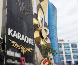 Cận cảnh những biển quảng cáo karaoke kích thước "khủng"