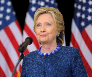 Clinton vượt mặt Trump trong thăm dò mới nhất