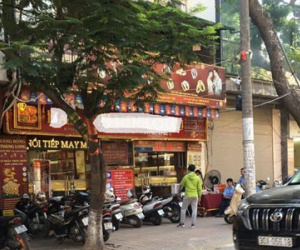 Giá vàng tăng bất thường do tâm lý và điều chỉnh giá của "nhà" vàng