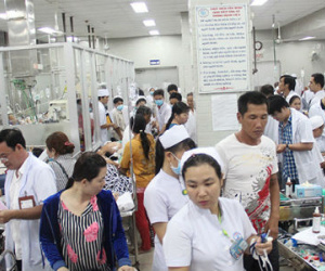 Khó tin khi bác sĩ cấp cứu phải kiêm việc dọn vệ sinh cho bệnh nhân