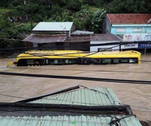 Lũ ngập gần đến nóc xe khách ở Phú Yên