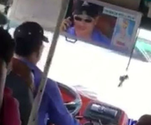 Nghe điện thoại chạy 50 km/h, tài xế xe buýt bị đình công tác