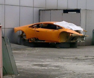 Sau tai nạn kinh hoàng, siêu xe Lamborghini Huracan trơ khung tại Hà Nội