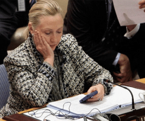Tiết lộ sốc: Bà Clinton không biết dùng máy tính, còn trợ lý dùng Yahoo mail để lưu thư mật