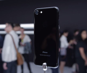 Bộ đôi iPhone 7 bản Jet Black chính hãng đang khan hàng