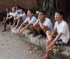 Bức ảnh đàn ông Việt tụ tập, ngồi "thất thần" đợi cơm chiều gây bão