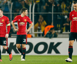 CĐV Man Utd kêu gọi sa thải Mourinho, mời Ferguson trở lại