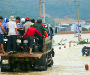 Dân sợ băng dòng lũ ngập nửa mét, xe tải kiếm tiền triệu mỗi ngày