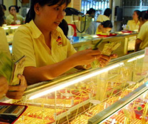Giá vàng hôm nay 4/11: Tăng dựng ngược, mua gom "trước bão"