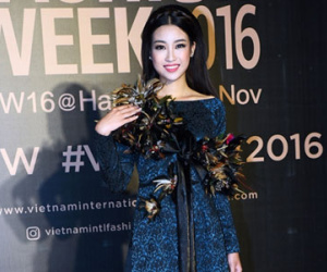 Hoa hậu Mỹ Linh quàng khăn lông gà lên thảm đỏ