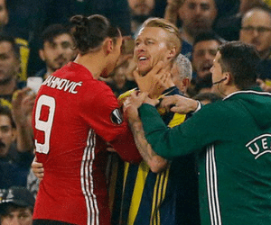 Ibrahimovic nổi nóng, bóp cổ cầu thủ Fenerbahce