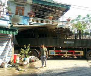 Ô tô tải đâm vào nhà dân, mẹ chồng và con dâu tử vong