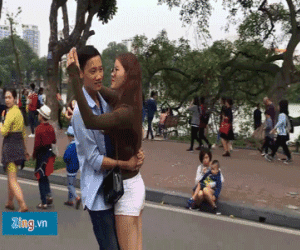 Tai nạn hàng loạt vẫn ôm nhau trượt xe điện thăng bằng