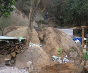 Thi thể nam thanh niên chôn dưới ghềnh đá