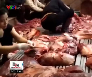 Thịt bò, xương bò quăng xuống đất rồi được đem thẳng đến chợ, quán phở gia truyền