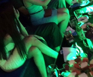 Tranh giành nữ tiếp viên karaoke, 2 thanh niên đánh chết 1 người