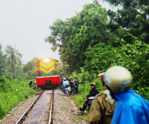 Tránh lũ trên… đường tàu hỏa, dân cuống cuồng thoát thân
