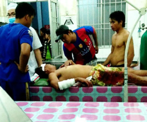 Vợ "lên cơn" chém xối xả vào người chồng