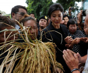 Bà Yingluck không chịu đứng bên lề