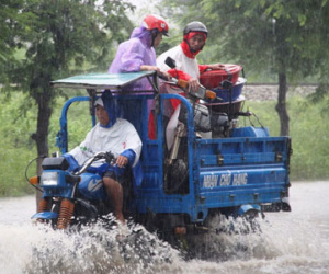 Bình Định: “Hốt bạc” nhờ vận chuyển xe và người vượt lũ…