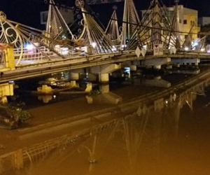 Bơm nước vào khoang để chui qua cầu, sà lan chìm xuống sông
