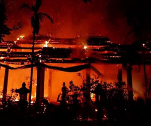 Chùa cổ bên hồ Tây cháy ngùn ngụt giữa đêm