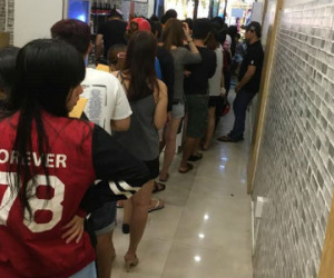 Giới trẻ Sài Gòn xếp hàng mua "Trà sữa ông chú"