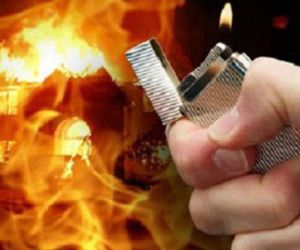 Hai con trai đổ xăng đốt cha tại nhà người tình